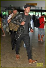 组图：贝克汉姆黑皮衣墨镜出行 尽显潮男范儿