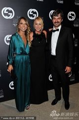 组图：麦当娜黑超黑裙尽展大姐大酷 助阵女性电影奖