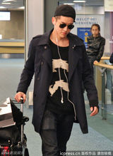 组图：EXO-M队长Kris帅酷现身加拿大遭围堵