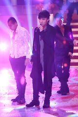 组图：容祖儿粉裙优雅 与古巨基等登台献唱