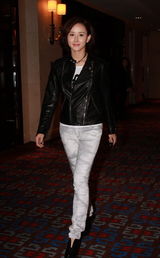 幻灯组图：胡静产后首度亮相 转变身份做监制