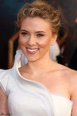 高清图：《钢铁侠2》首映 斯嘉丽露肩礼服性感