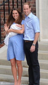 组图：凯特王妃威廉王子抱皇家新生儿亮相