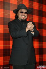 组图：黄小柔出嫁盼造人 穿低胸婚纱挽老公亮相