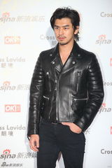 组图：陈柏霖亮相街拍盛典发型散漫微笑迷人