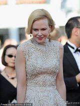 组图：妮可走秀精致长裙华贵 与李安牵手热聊