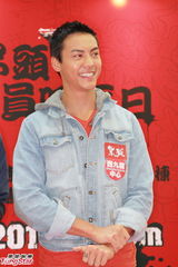 组图：陈伟霆谈裸跑尴尬笑 未能邀阿Sa看首映