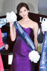 组图：林志玲台北出席代言 紫色长裙显动人魅力