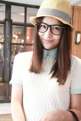 组图：贾青街拍LOOK黄色条纹短裤抢眼