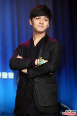 组图：《中国梦之声》登台开播 李玟扮学员飙歌