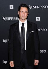 组图：Lady Gaga身着怪异镂空裙助阵国际艾美奖