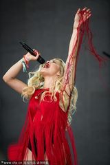 组图：丽塔-欧拉献唱音乐节布条裙性感逼人