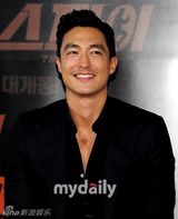 组图：韩片《间谍》媒体首映 韩艺丽深V秀性感