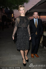 组图：麦当娜黑超黑裙尽展大姐大酷 助阵女性电影奖