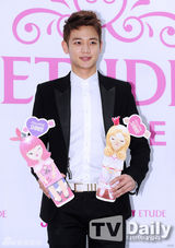 组图：SHINee帅气出席新香水发布会