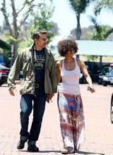 组图：哈利-贝瑞长裙现身和未婚夫午餐