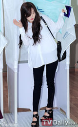 组图：4minute泫雅为韩普选投票 黑白配休闲亮相