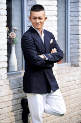 组图：杨志刚深蓝白彰显绅士风度