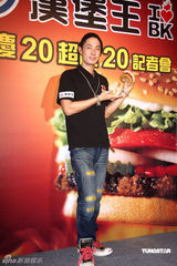 幻灯图：吴建豪担任一日店长 卖汉堡为粉丝服务 