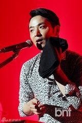 组图：赵容弼尹民秀等献唱展华丽舞台