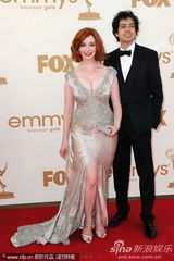 组图：艾美奖红毯 明星情侣大秀恩爱