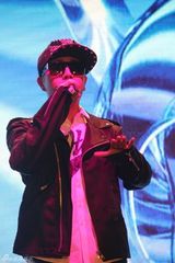 组图：刘雨潼献唱装女郎梦想秀盛典 黑超遮面