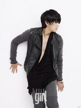 组图：“面包王”尹时允拍大片 烟熏妆时尚另类