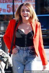 组图：麦莉-赛勒斯低胸逛街 裤扣脱落很尴尬