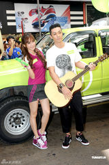 高清图：Angelababy和周柏豪联袂代言运动品牌