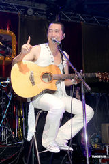 高清图：庾澄庆台北开唱 小S热情拥抱并送上蛋糕