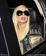 组图：Lady Gaga薄纱bra无惧露点金发墨镜闪亮登场