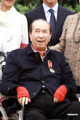 组图：何鸿燊获颁大紫荆勋章 神采奕奕携全家出席