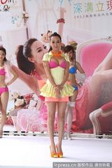 组图：关颖低胸爆乳装为代言内衣走秀