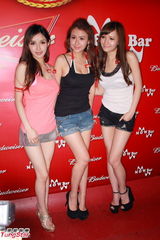 高清组图：女星齐集比基尼派对 众嫩模争妍斗丽