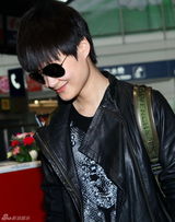 组图：李宇春受邀赴戛纳 临行与新浪娱乐Saybye