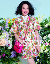 组图：许晴春意大片花仙子笑容迷人