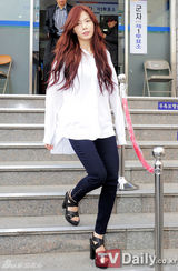 组图：4minute泫雅为韩普选投票 黑白配休闲亮相