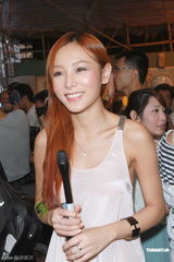 组图：《一路向西》街头宣传 何佩瑜背心上阵