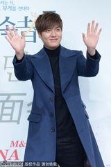 组图：李敏镐帅气风衣亮相 台上嘟嘴吐舌卖萌