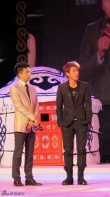 组图：吕颂贤驱车体验沙漠风情 收获旅行意义