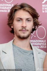 组图：竞赛片《无畏者》发布 男星做鬼脸搞怪