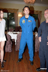 组图：钟舒漫轻装上阵拼性感 王敏德客串飞行员