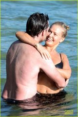 组图：阿凡达男主角与女友戏水上演激凸湿吻