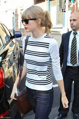 组图：泰勒澳洲买早餐 黑白条纹装显小清新