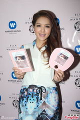 组图：官恩娜香港街头宣传新碟 引路人围观