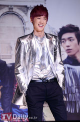 组图：韩团TEEN TOP携新碟回归 首唱会帅气