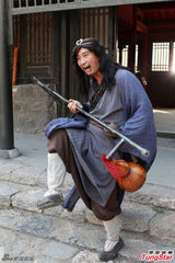 组图：赵毅《蓬莱八仙》演铁拐李逗笑众人