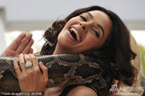 幻灯图集：《欲蛇》见面会 印度女星玛丽卡蟒蛇绕脖