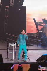 组图：周杰伦香港演唱会落幕 陈奕迅台上力挺