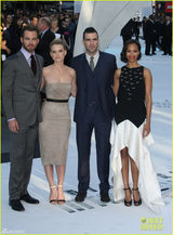 组图：《星际迷航2》伦敦首映 卷福大笑